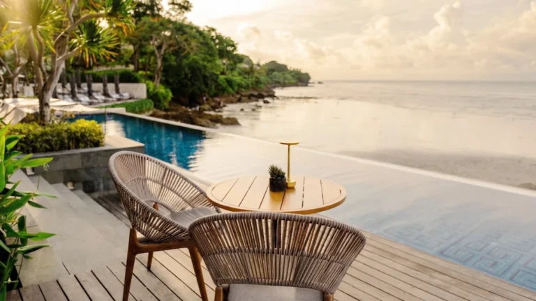 4 Hotels with Floating Breakfasts in Bali, A Luxurious Breakfast Experience You Must Try